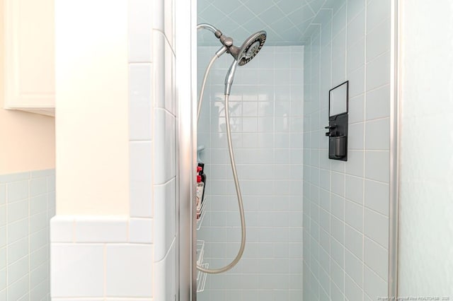 bathroom featuring tiled shower