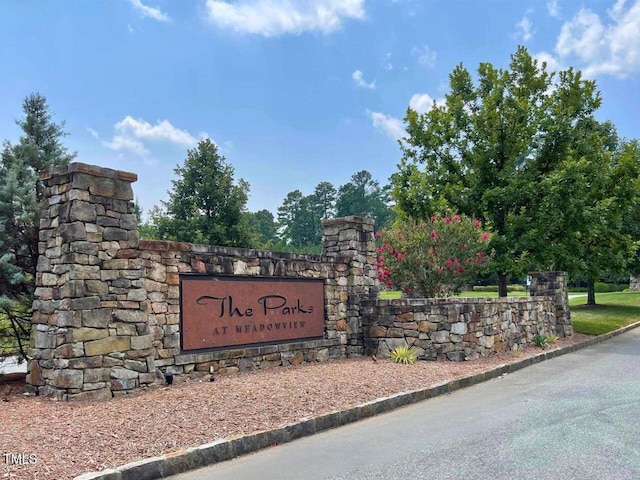 view of community / neighborhood sign