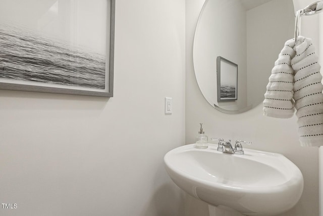 bathroom featuring a sink