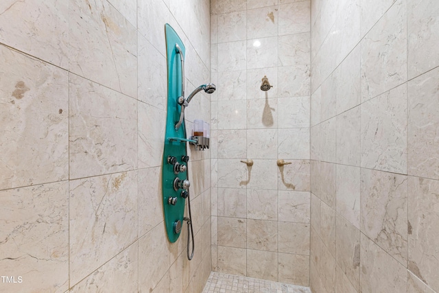 bathroom featuring a tile shower