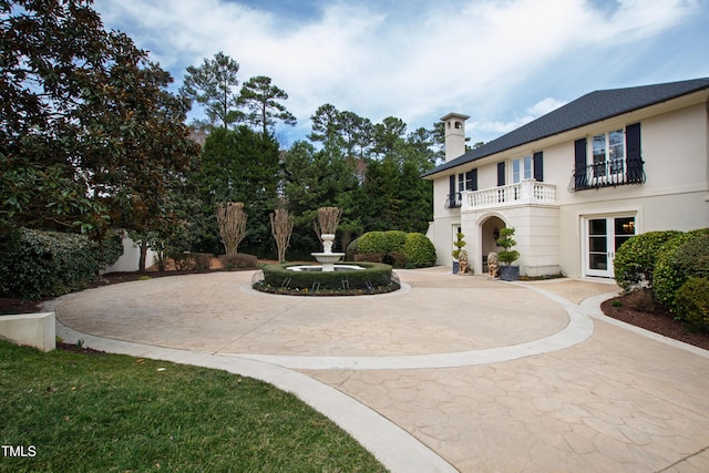 surrounding community with curved driveway