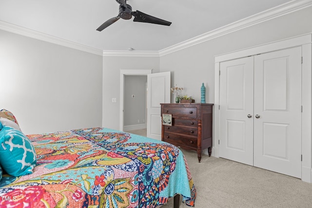 bedroom featuring light carpet, a ceiling fan, ornamental molding, and a closet