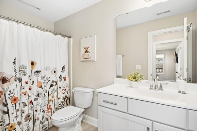 bathroom featuring baseboards, visible vents, a shower with shower curtain, toilet, and vanity