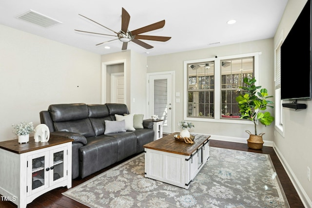 living room with recessed lighting, visible vents, dark wood-type flooring, ceiling fan, and baseboards