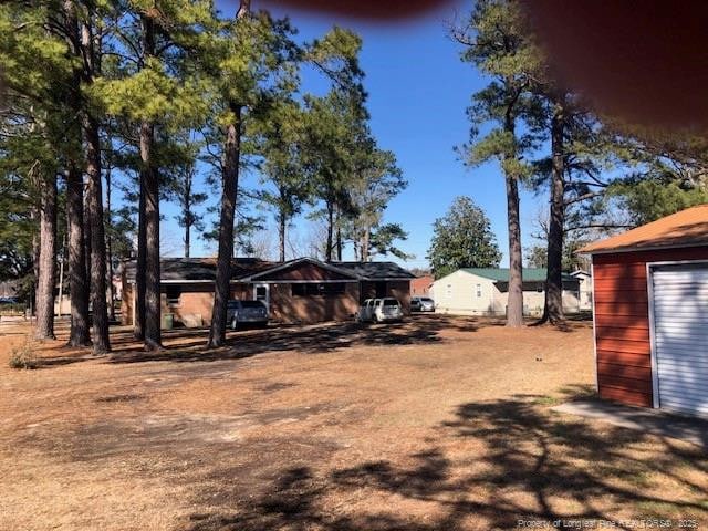 view of yard with an outdoor structure