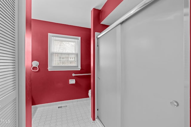 full bathroom featuring baseboards, visible vents, toilet, a shower stall, and a closet