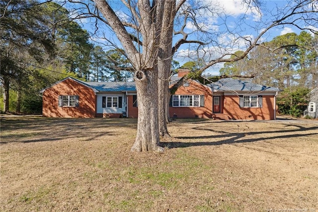 view of front of property featuring a front yard