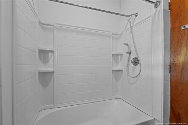 bathroom featuring tiled shower / bath