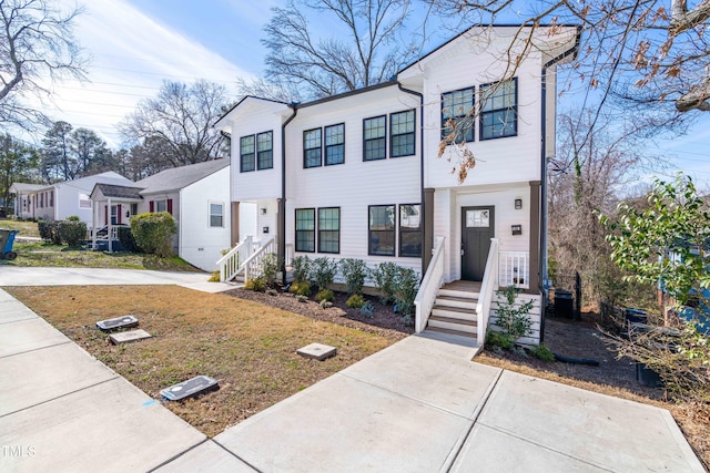 view of front of property with a front yard