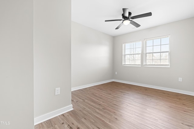 unfurnished room featuring light wood-style flooring, a ceiling fan, and baseboards