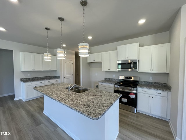 316 Olivia Crossing Ct Unit 11, Four Oaks, NC 27524 - kitchen with stainless steel appliances, a sink, wood finished floors, baseboards, and an island with sink
