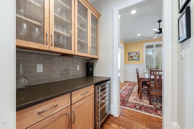 bar with beverage cooler, decorative backsplash, ceiling fan, wood finished floors, and recessed lighting