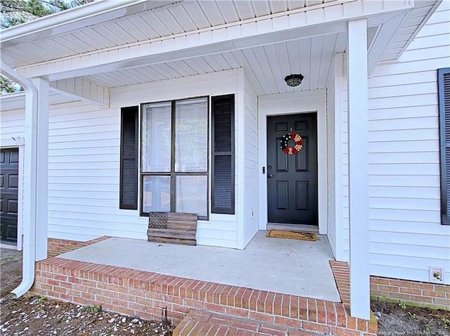 entrance to property featuring a porch