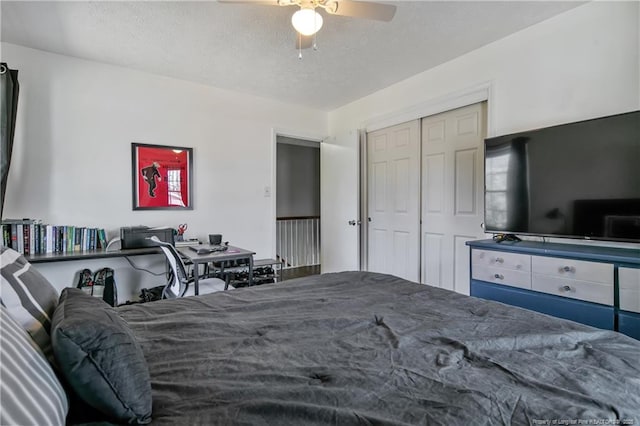 bedroom featuring a closet, ceiling fan, and a textured ceiling