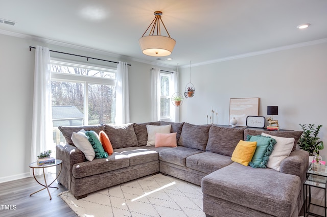 living area featuring light wood-style flooring, recessed lighting, visible vents, baseboards, and crown molding