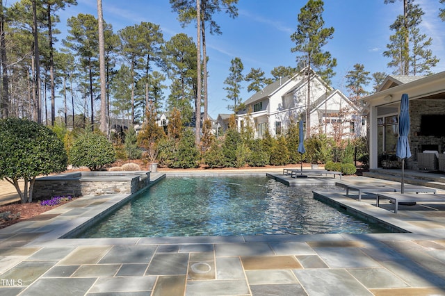 view of pool featuring a pool with connected hot tub and a patio