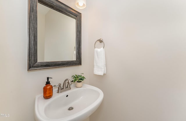 bathroom featuring a sink