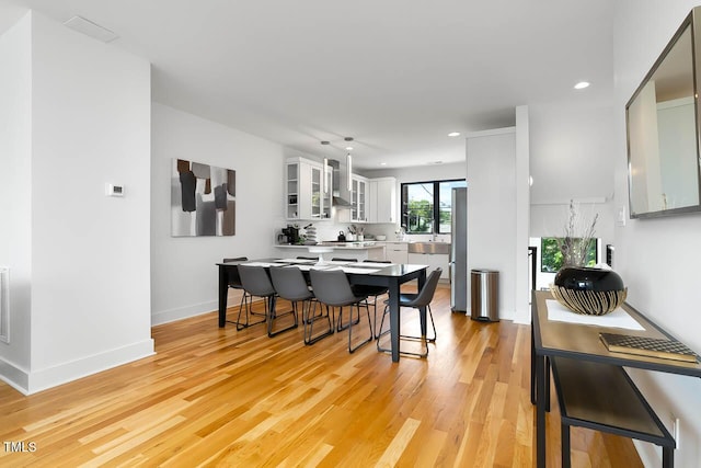 dining area featuring visible vents, recessed lighting, light wood-style flooring, and baseboards