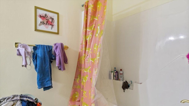 full bathroom featuring a shower with curtain