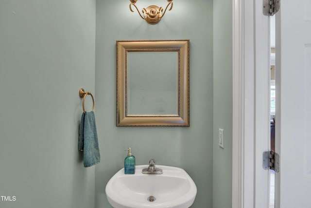 bathroom featuring a sink