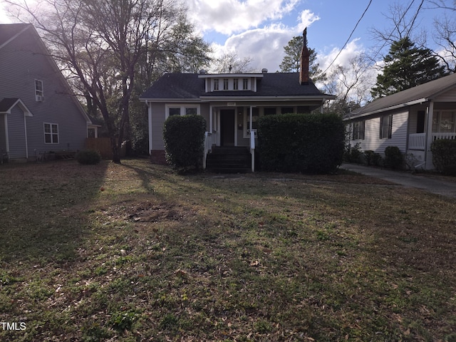 bungalow featuring a front yard