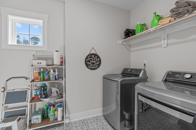 laundry area with laundry area, independent washer and dryer, and baseboards