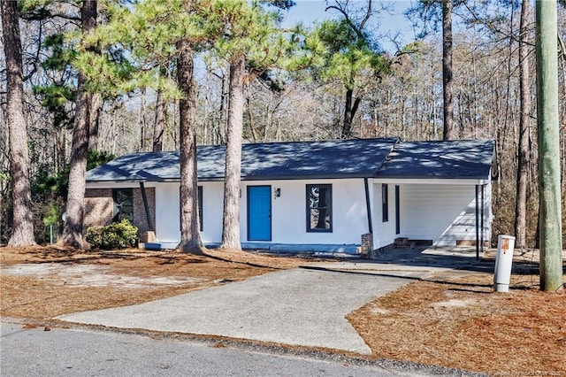 view of front facade with an attached carport and driveway