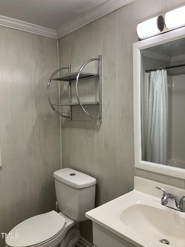 bathroom featuring toilet, ornamental molding, vanity, and a shower with curtain