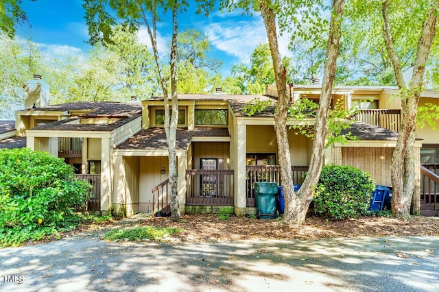 view of front of property featuring a shingled roof