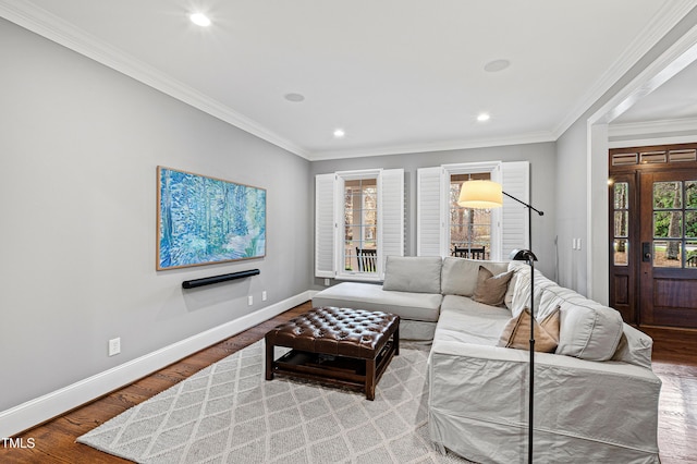 living area with recessed lighting, crown molding, baseboards, and wood finished floors