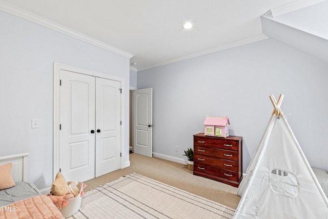 carpeted bedroom with a closet, recessed lighting, crown molding, and baseboards