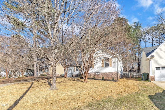 view of front facade featuring a garage, a front yard, and fence