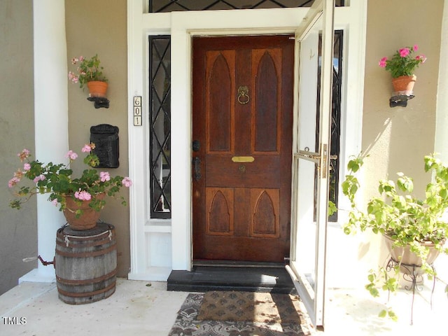 view of exterior entry featuring stucco siding