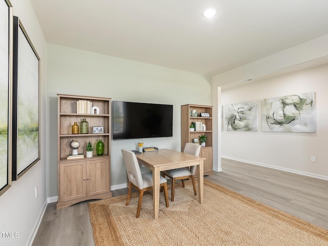 dining space featuring recessed lighting, light wood-type flooring, and baseboards