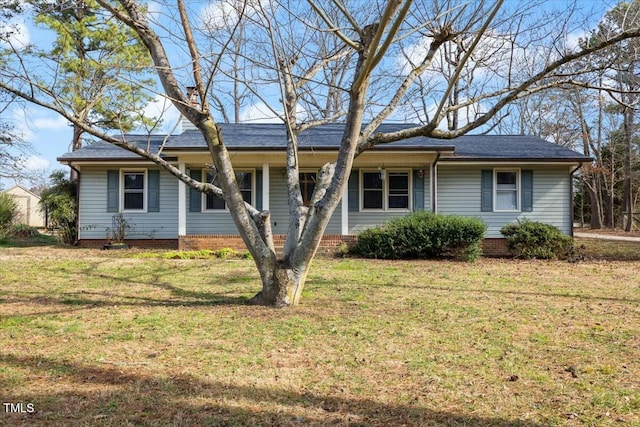 ranch-style house featuring crawl space and a front lawn