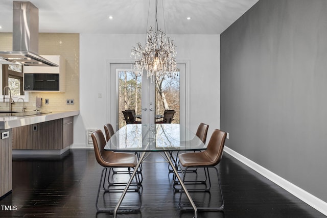 dining area with recessed lighting, dark wood-style flooring, a notable chandelier, and baseboards