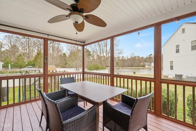 sunroom featuring a ceiling fan