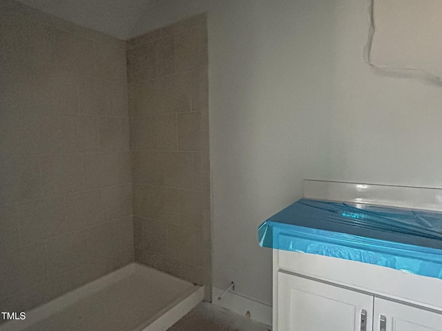 1905 Old Bramble Ln Unit 4, Fuquay Varina, NC 27526 - bathroom featuring tiled shower and baseboards