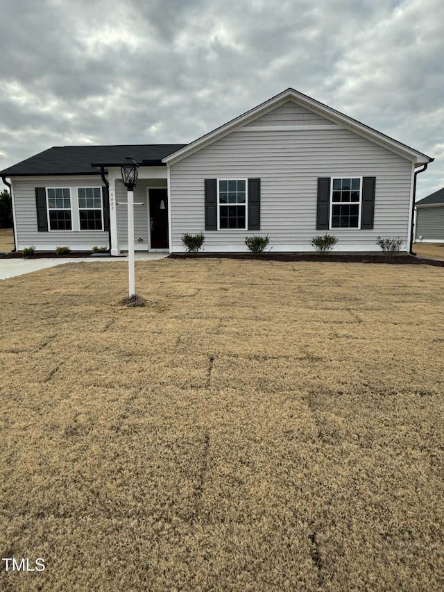 single story home featuring a front yard