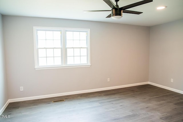 spare room featuring ceiling fan, recessed lighting, dark wood-type flooring, visible vents, and baseboards