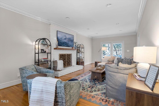 living room featuring crown molding, baseboards, and wood finished floors