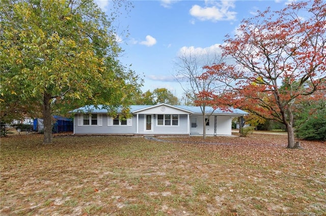 view of front facade featuring a front lawn