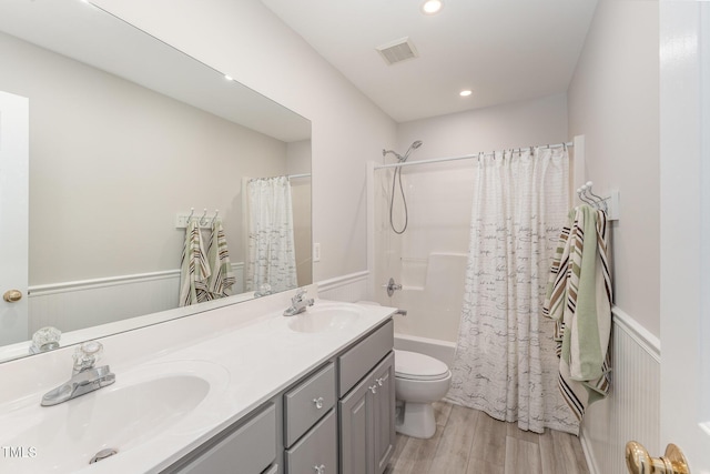 full bath featuring wainscoting, visible vents, a sink, and toilet