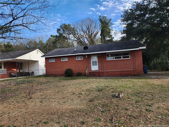 view of front facade featuring brick siding and a front lawn