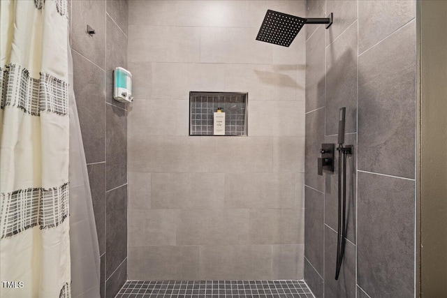 bathroom featuring tiled shower