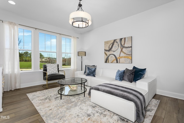 living area featuring recessed lighting, dark wood-style flooring, and baseboards