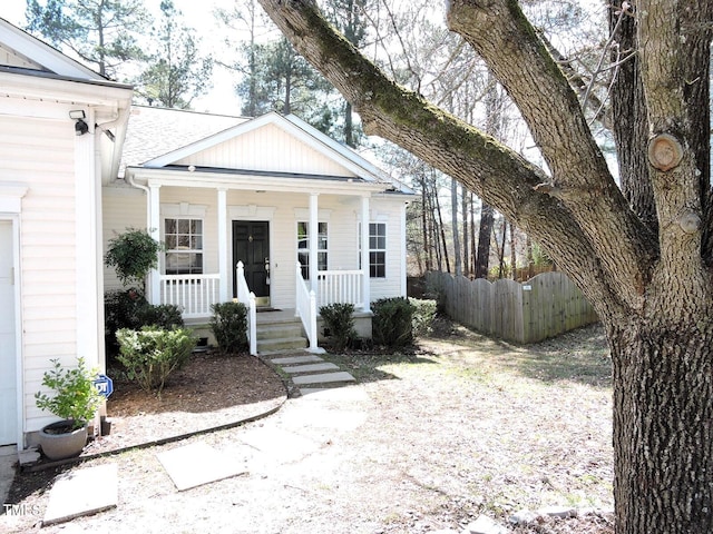 view of front facade with covered porch and fence