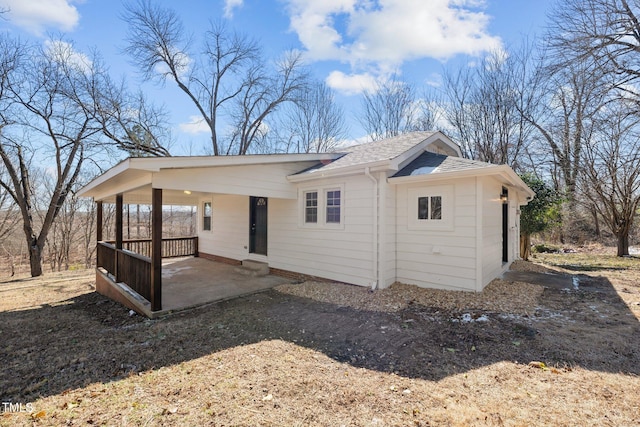2810 Hickory Hill Rd, Burlington, NC 27215 - view of front of home featuring covered porch, dirt driveway, a carport, and roof with shingles