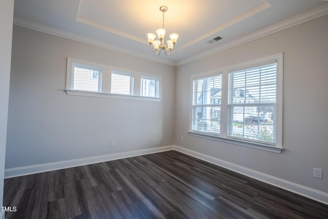 empty room featuring a tray ceiling, an inviting chandelier, and baseboards