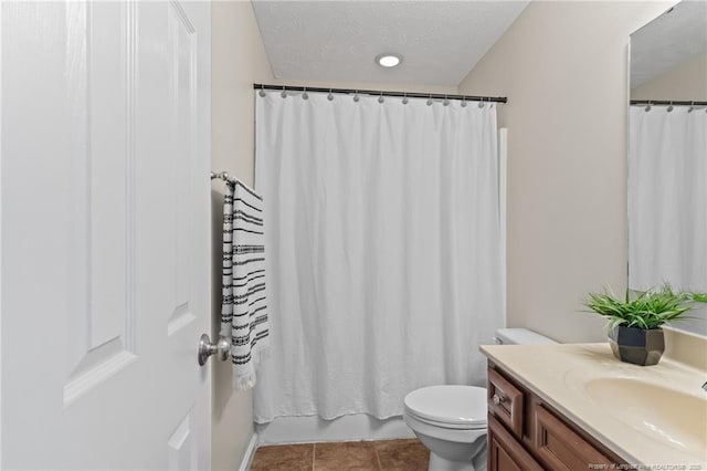 full bath featuring tile patterned floors, toilet, vanity, and a shower with shower curtain